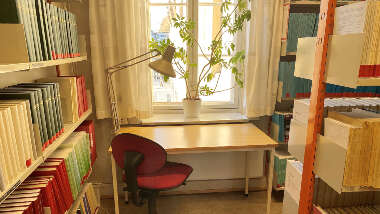 Bord, stol, lampe foran et vindu