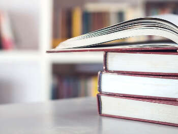 Student leser foran et vindu