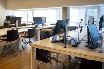 Bildet kan inneholde: møbler, elektronisk enhet, periferiutstyr, kontorutstyr, skrivebord.