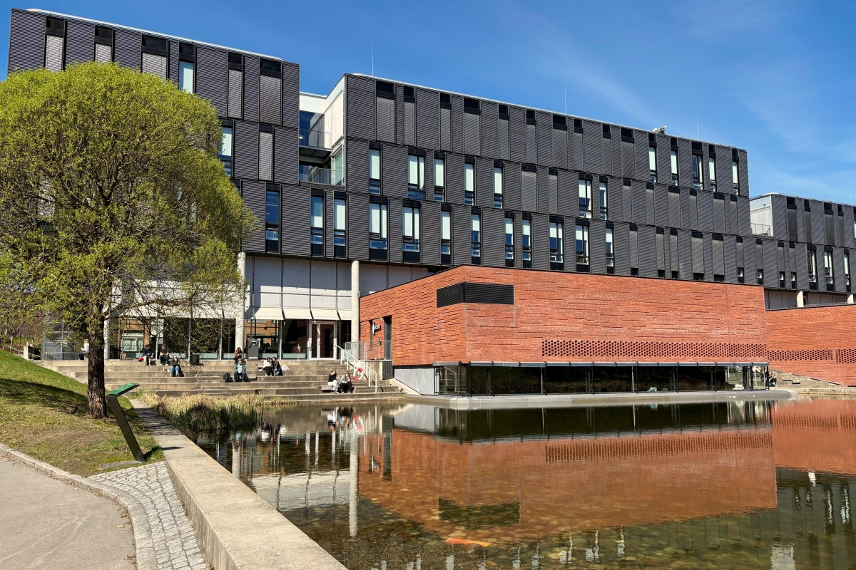 Bildet kan inneholde: arkitektur, urban design, komposittmateriale, næringsbygg, blandet bruk.