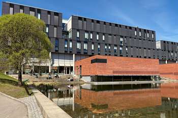Bildet kan inneholde: arkitektur, urban design, komposittmateriale, næringsbygg, blandet bruk.