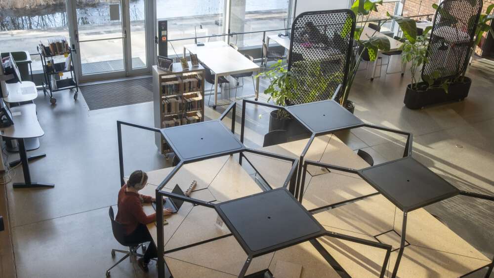 Arbeidsplasser i biblioteket.