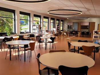 Bildet kan inneholde: møbler, interiørdesign, bord, stol, gulvbelegg.