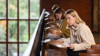 Student leser bok på messaninen.