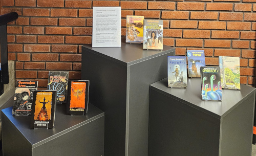 Bilde fra utstillingen i Realfagsbiblioteket november-desember 2025.