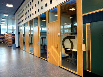 Bildet kan inneholde: gulvbelegg, interiørdesign, gulv, tak, belysning.