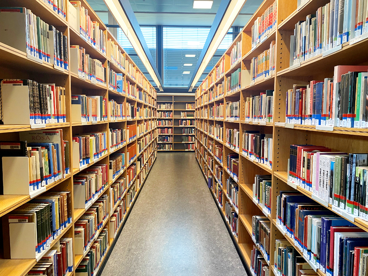 Bildet kan inneholde: hylle, bokhylle, hyller, bok, bibliotek.