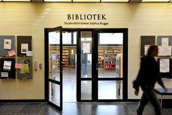 Bildet kan inneholde: bokhylle, hylle, hyller, bok, bibliotek.