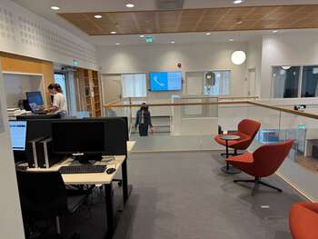 Bildet kan inneholde: interiørdesign, møbler, gulvbelegg, gulv, tak.