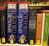 Rad med ordbøker i bokhylle