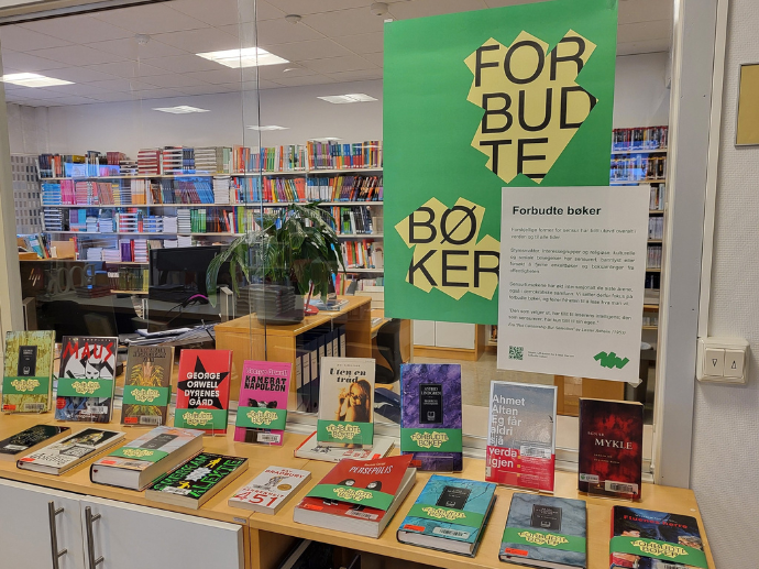 Bildet kan inneholde: hylle, reoler, bokhylle, møbler, bok.