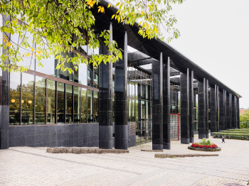 Bildet kan inneholde: offentlig plass, glass, skygge, hovedkvarter.