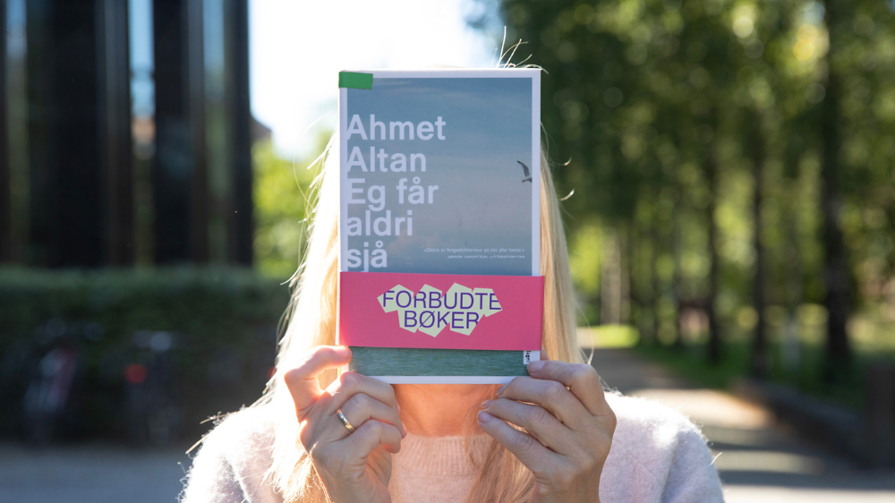 Bilde av hånd som holder plakat der det står forbudte bøker. Ved siden av er det et sitat som lyder "Being silent about censorship simply because it may not be affecting you right now isn’t particularly smart."