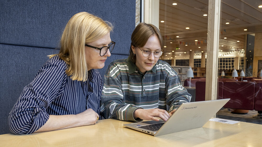 Student får veiledning av bibliotekar.