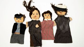 Educational tests and intelligence tests . Pedagogical testing through the times: Hand Puppets. Photo: Helge Brekke/MUV, CC BY-SA 4.0.