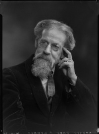 Sir Patrick Geddes, by Lafayette (Lafayette Ltd) half-plate nitrate negative, 30 December 1931 Given by Pinewood Studios via Victoria and Albert Museum, 1989 © National Portrait Gallery, London. Offentlig eiendom.