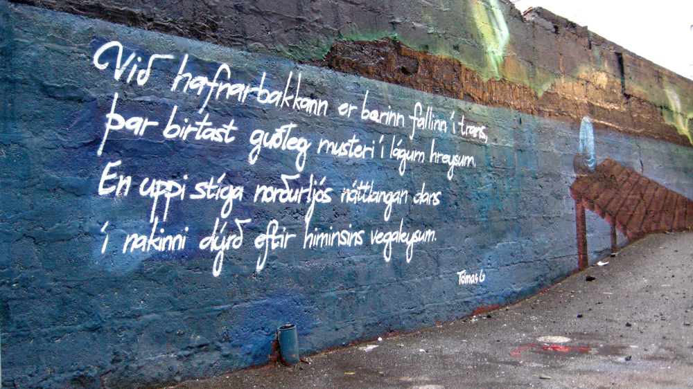 Grafitti på vegg. Teksten på veggen er diktet Tunglskinsnótt av islandske Tómas Guðmundsson.