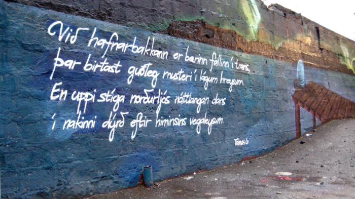 Grafitti p? vegg. Teksten p? veggen er diktet Tunglskinsntt av islandske Tmas Gu?mundsson.