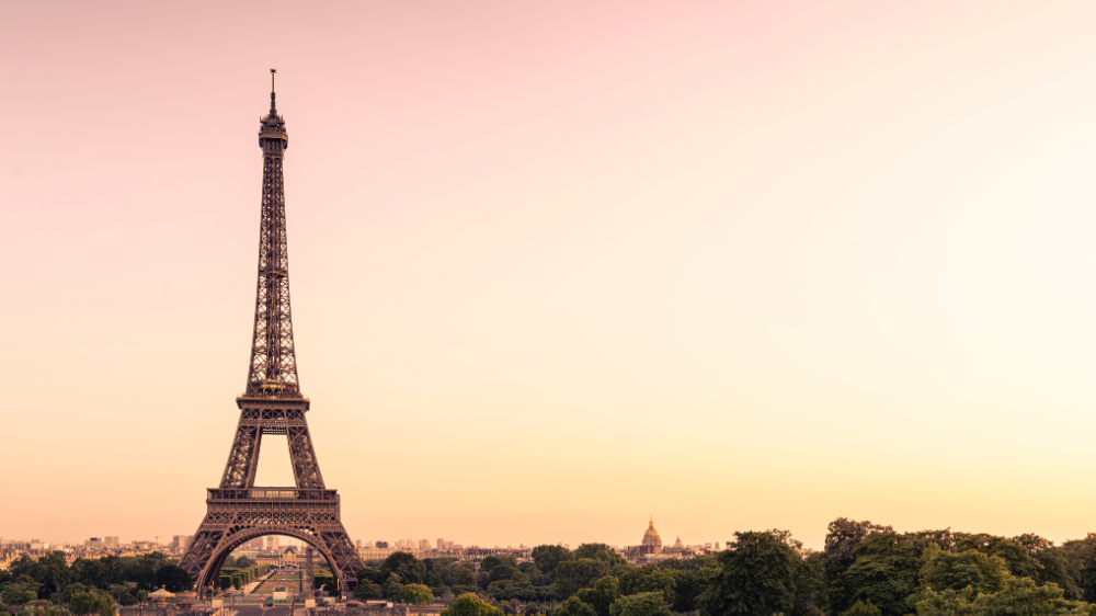 Bilde av Eiffeltårnet foran en rødrosa himmel