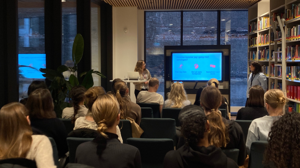 Erik og Sofie gir ded råd og tips til praktikumsoppgaver. Foto: Maura Constanze Lehmann, UiO.