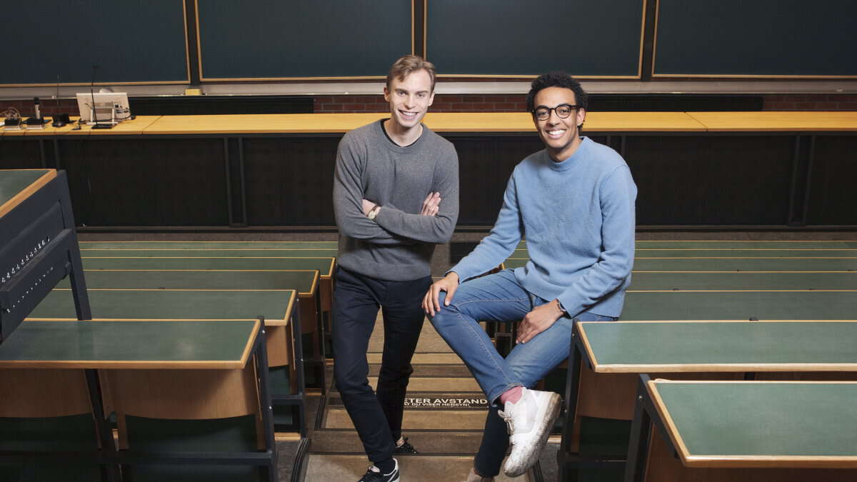 Bildet kan inneholde: smil, møbler, sitter, denim, klasserom.