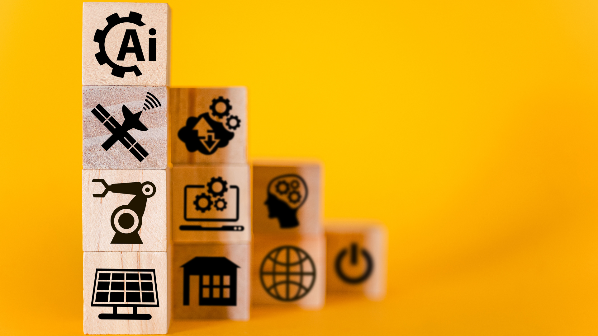 Klosser med AI-logoer på gul/oransje bakgrunn