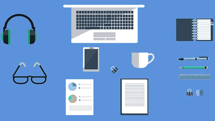 Bilde av forskjellige ting man kan finne på et skrivebord, PC, bok, kaffekopp o.l.