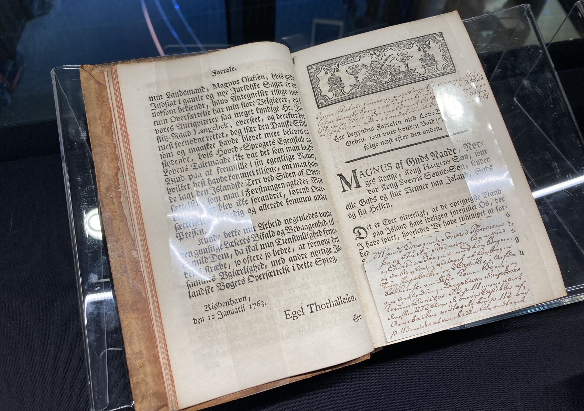 Bildet kan inneholde: håndskrift, bok, utgivelse, font, rektangel.