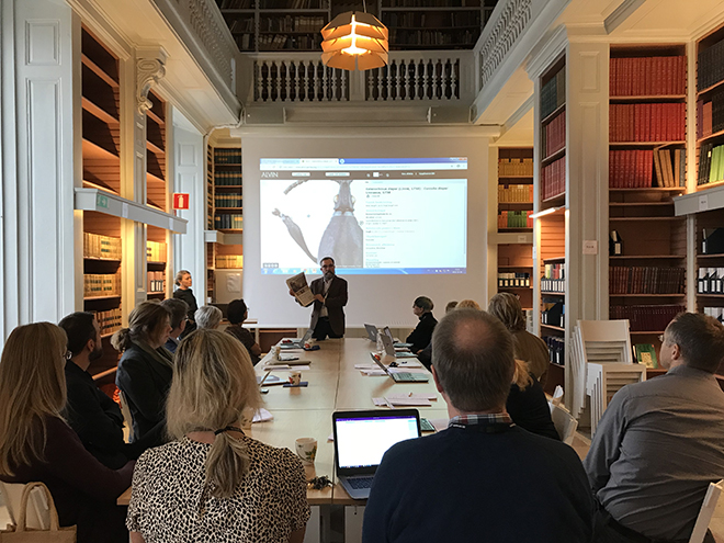 Bildet kan inneholde: arkitektur, bygning, begivenhet, design, rom.