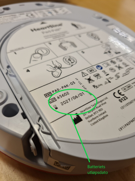 Bakside av hjertestarter med utløpsdato på batteri